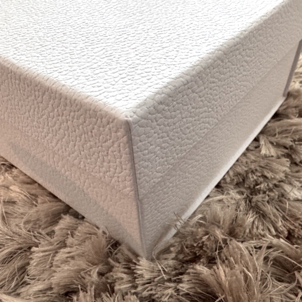 DIOR Empty White Textured Gift Box And Tissue - 12.5” x 9” x 4.5” NEW - Picture 3 of 5